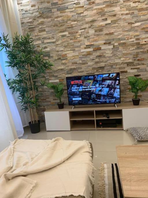 In The Heart Of The Champs Elysees With Balcony Apartment *