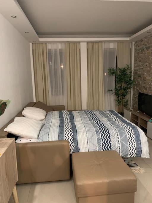 Apartment In The Heart Of The Champs Elysees With Balcony