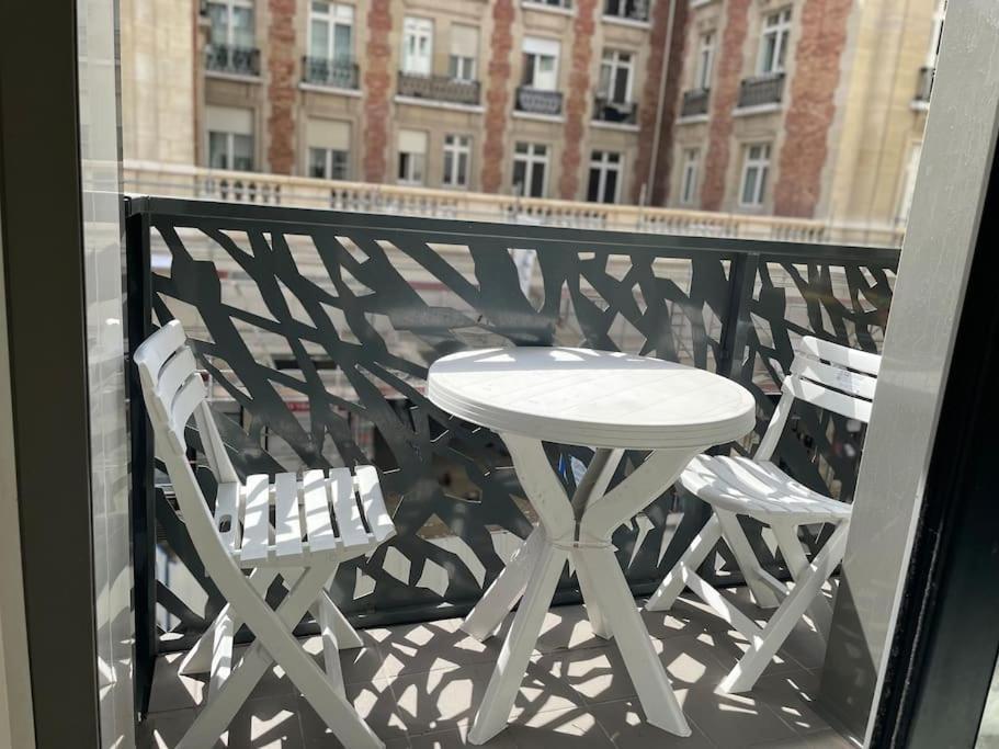 Apartment In The Heart Of The Champs Elysees With Balcony Paris