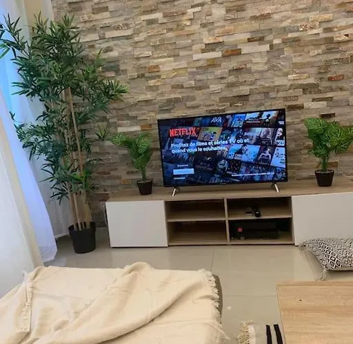 Apartment In The Heart Of The Champs Elysees With Balcony