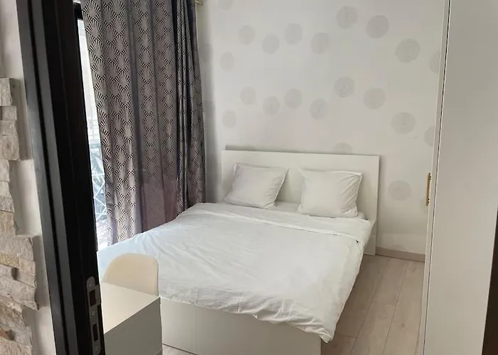 Apartment In The Heart Of The Champs Elysees With Balcony