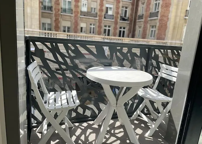 Apartment In The Heart Of The Champs Elysees With Balcony