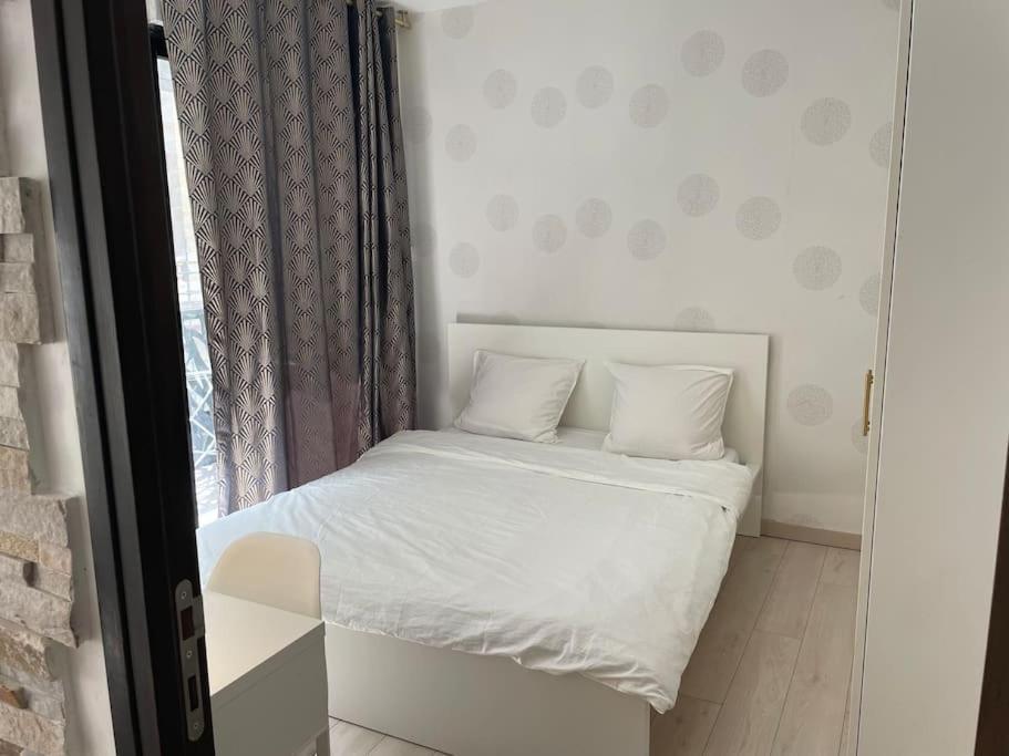 Apartment In The Heart Of The Champs Elysees With Balcony *